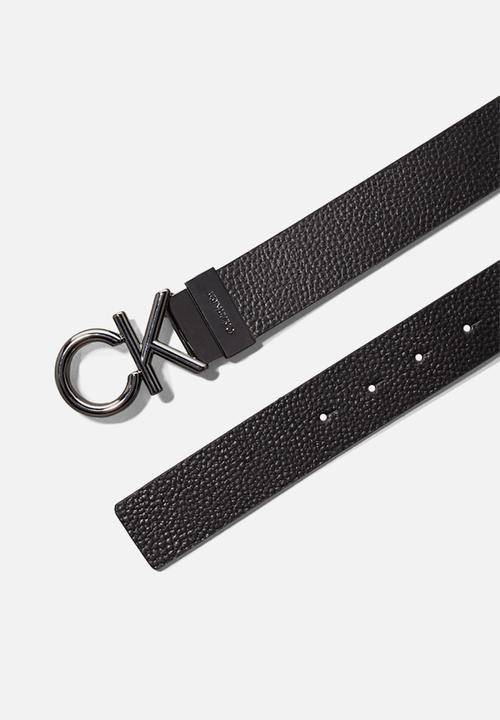 Calvin Klein - Adj/rev ck metal bombe pb 35mm - black pebble/dark brown smooth
