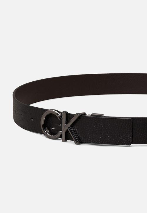 Calvin Klein - Adj/rev ck metal bombe pb 35mm - black pebble/dark brown smooth