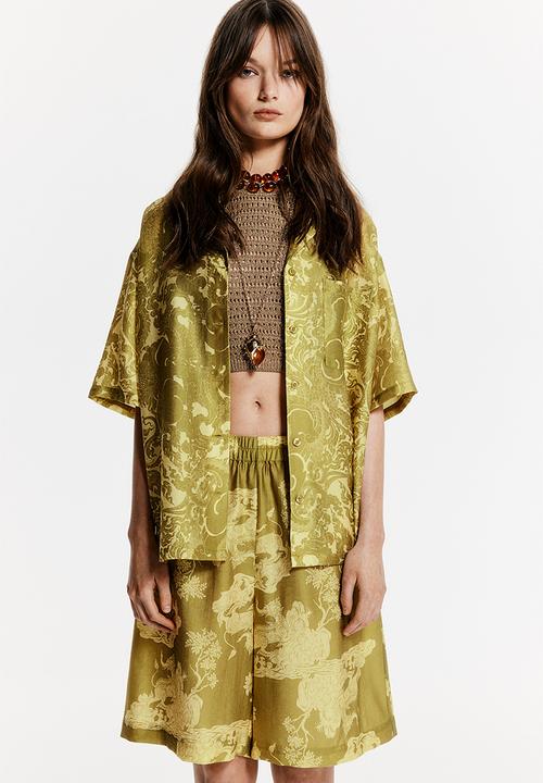 H&M - THE WHITE LOTUS H&M - Patterned resort shirt - yellow-green patterned 