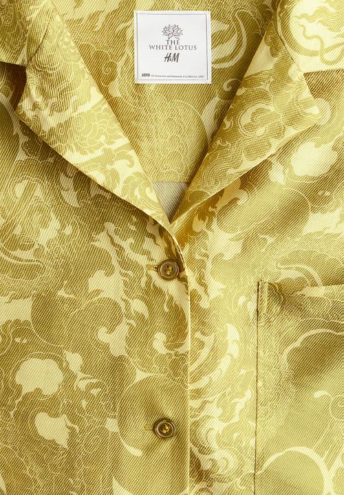 H&M - THE WHITE LOTUS H&M - Patterned resort shirt - yellow-green patterned 