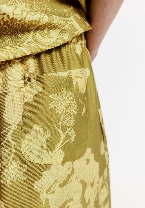 H&M - THE WHITE LOTUS H&M - Patterned knee-length shorts - yellow-green 