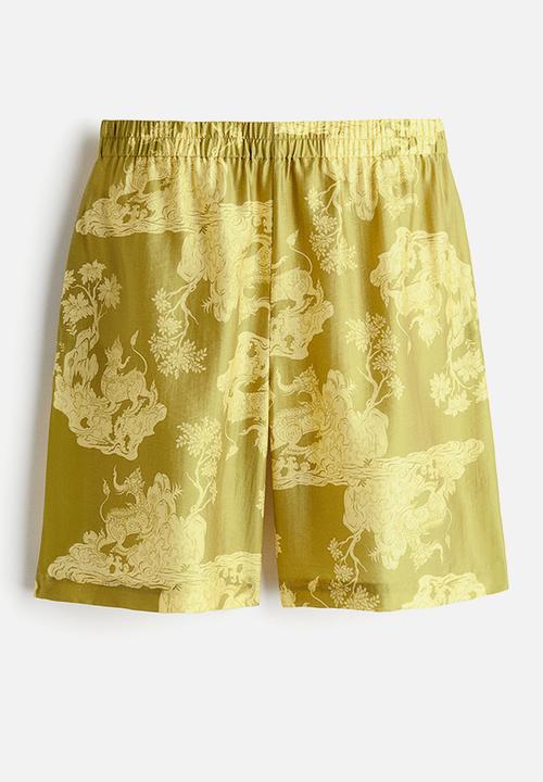 H&M - THE WHITE LOTUS H&M - Patterned knee-length shorts - yellow-green 