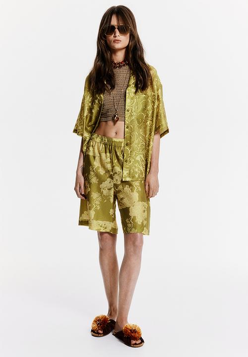 H&M - THE WHITE LOTUS H&M - Patterned knee-length shorts - yellow-green 