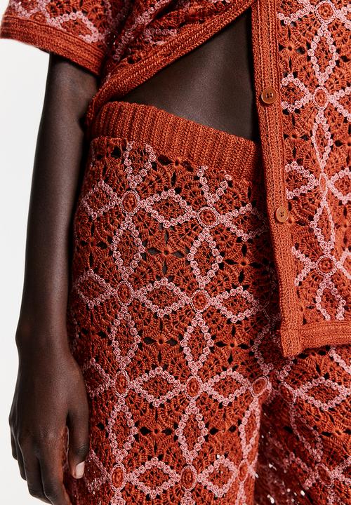 H&M - THE WHITE LOTUS H&M - Crocheted trousers - orange patterned 
