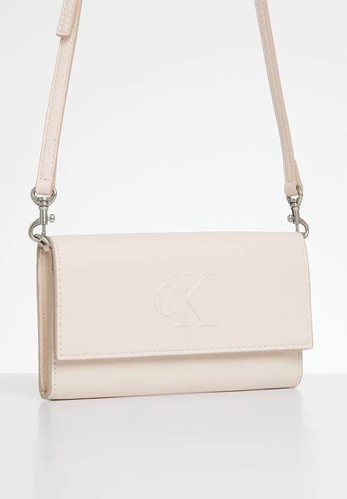 Calvin Klein - Sculpted long fold strap deboss-beige