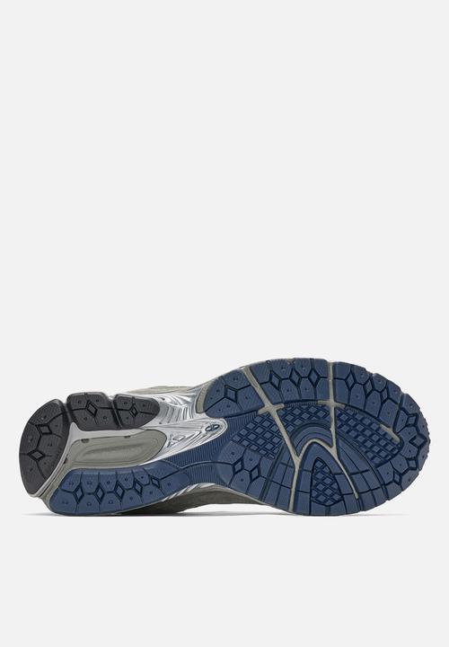 New Balance  - 2002R v1