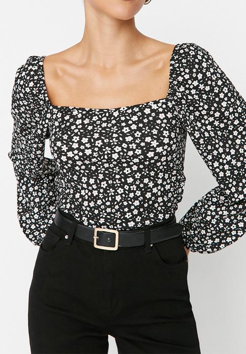 Trendyol - Fitted blouse - black floral print