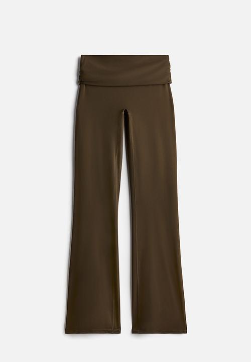 H&M - Flared yoga leggings in softmove™ - khaki green