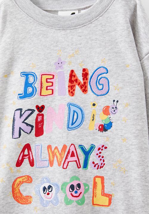 Cotton On - License dusty fleece crew neck - lcn isc be kind/cloud marle
