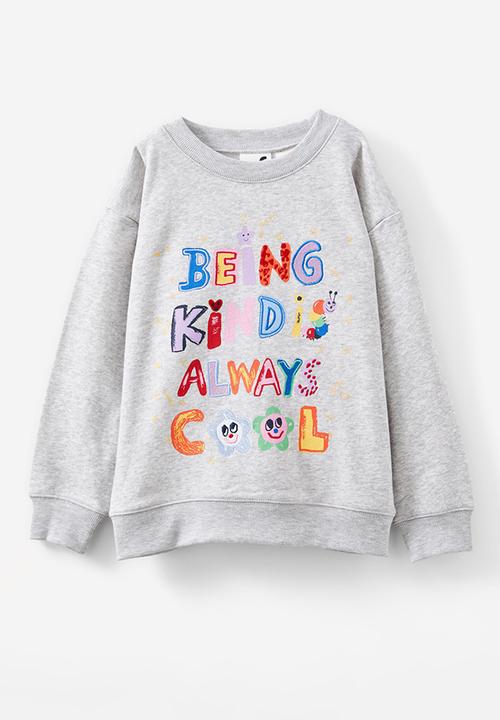 Cotton On - License dusty fleece crew neck - lcn isc be kind/cloud marle