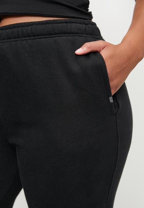 Cotton On - Plus Plush Essential Straight Leg Sweatpant - Black