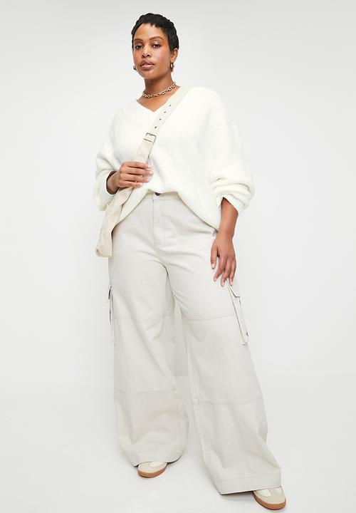 Cotton On - Plus Luxe V - Neck Pullover - White