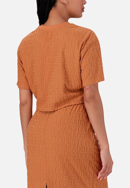 Steve Madden - Alondra Embossed Logo Boxy T-Shirt - Dark Caramel