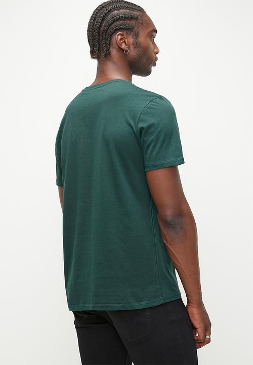 GUESS - SS CN GUESS EMBLEM TEE - DARK JADE