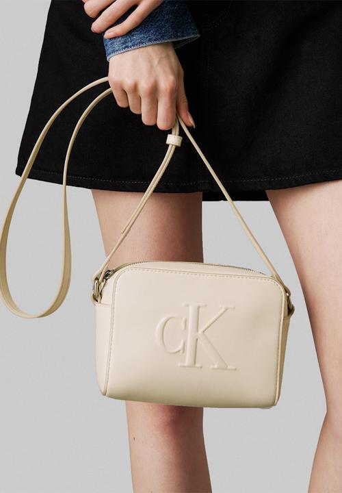 Calvin Klein - Sculpted camera bag deboss-gray morn