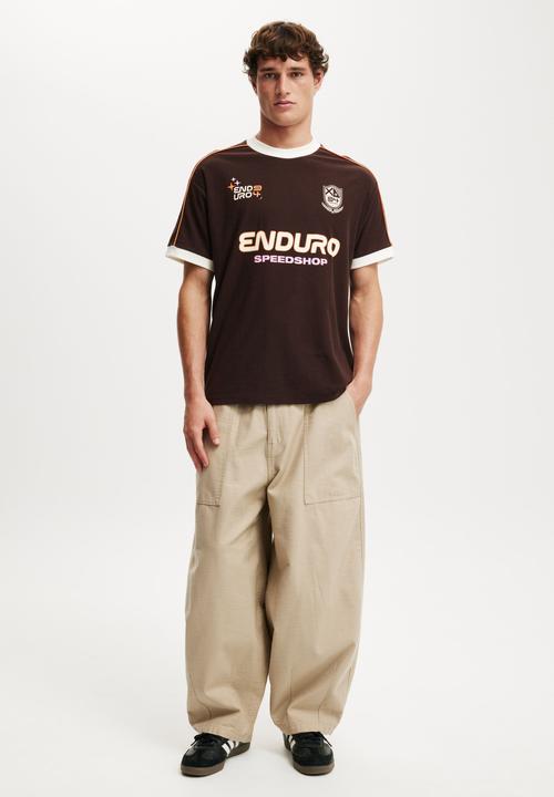 Cotton On - Premium Loose Fit Art T-shirt - Washed Chocolate/Vintage White/Enduro