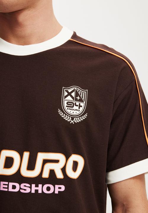 Cotton On - Premium Loose Fit Art T-shirt - Washed Chocolate/Vintage White/Enduro
