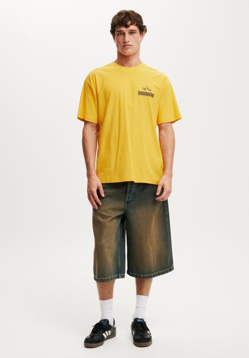 Cotton On - Premium Loose Fit Art T-shirt - Safety Yellow/Nakano