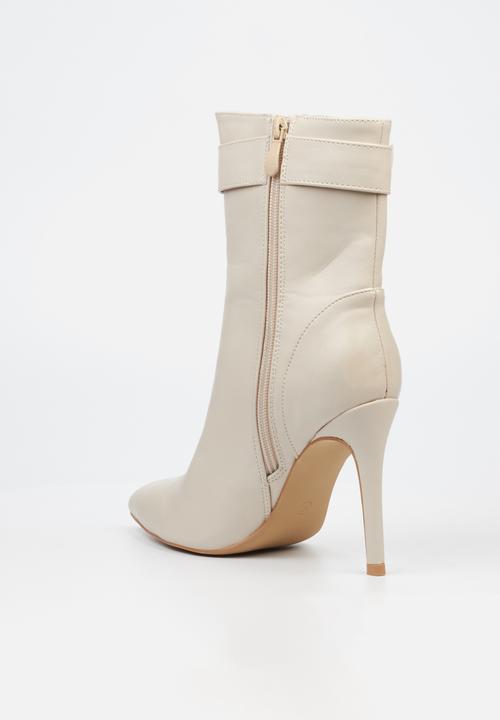 Miss Black - Boss 20 boot - bone