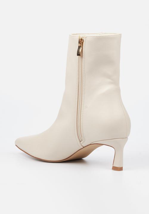 Miss Black - Petite 1 boot - bone