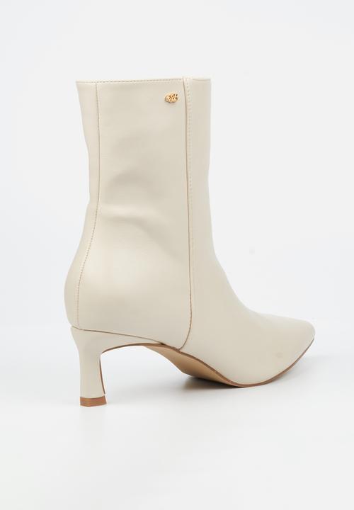 Miss Black - Petite 1 boot - bone