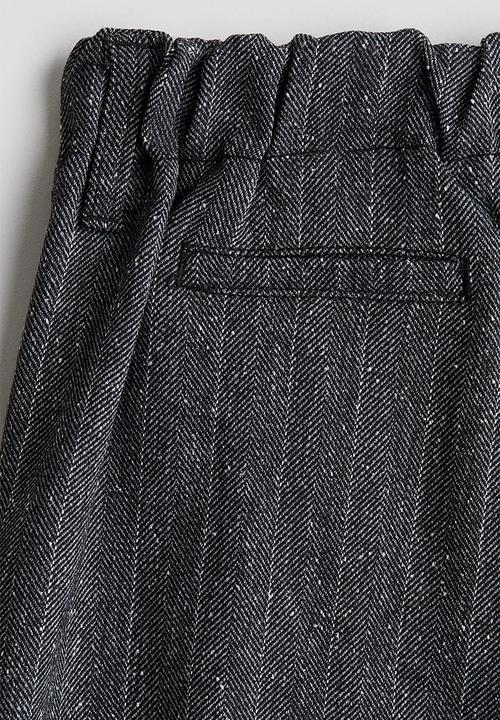 H&M - Pleated shorts - dark grey pinstriped