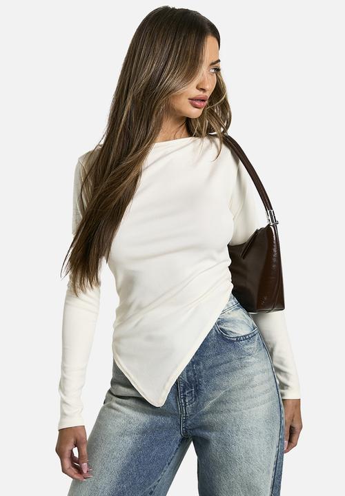 boohoo - Rib Slash Neck Asym Hem Top - Cream