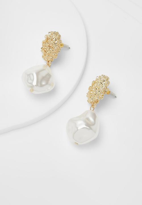 boohoo - Pearl Drop Stone Earrings - gold