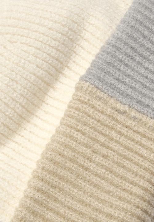 boohoo - Colour Block Fluffy Knitted Beanie - ivory