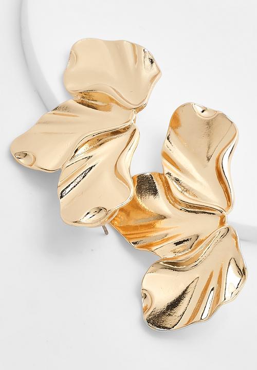 boohoo - Petal Detail Statement Earrings - gold