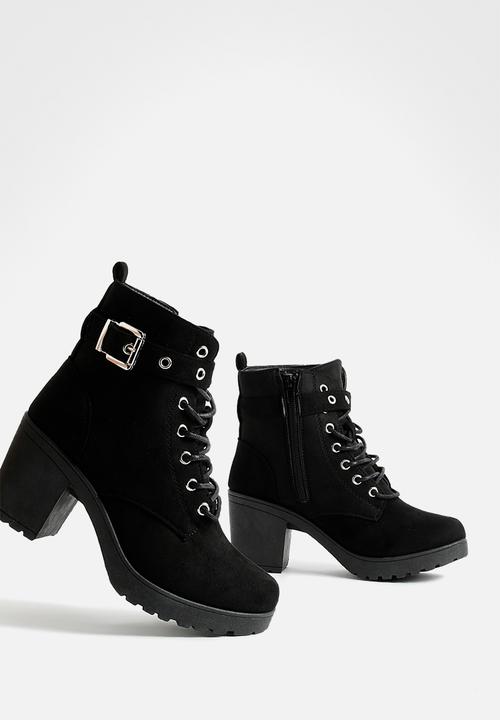 boohoo - Faux suede buckle lace up chunky hiker boots - black