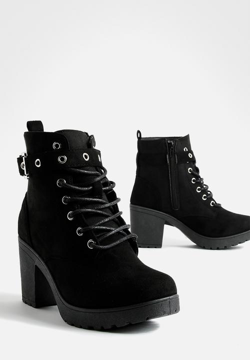 boohoo - Faux suede buckle lace up chunky hiker boots - black