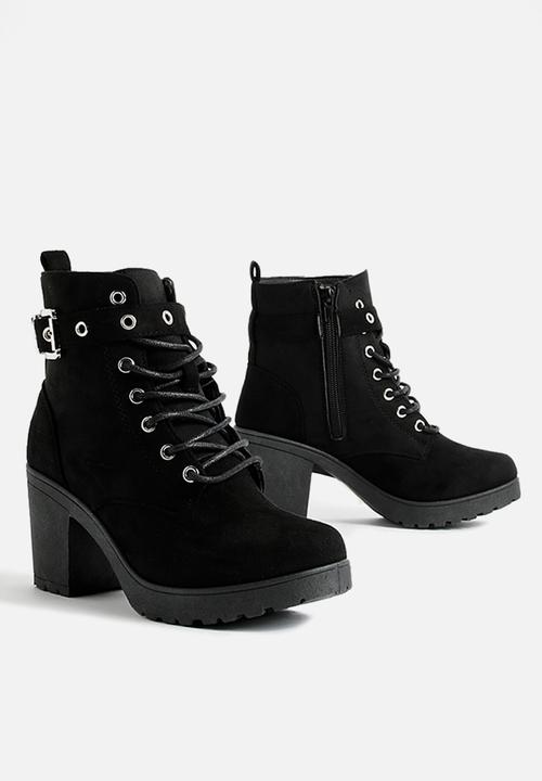 boohoo - Faux suede buckle lace up chunky hiker boots - black