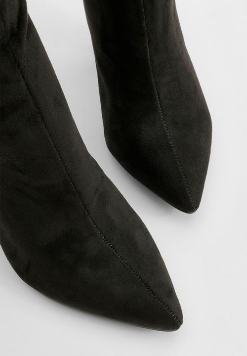 boohoo - Faux suede pointed block heel sock boots - black