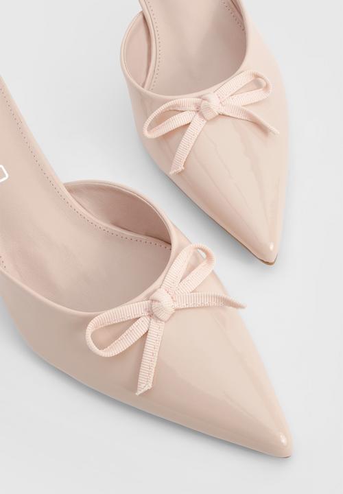 boohoo - Patent bow detail court heels - beige 