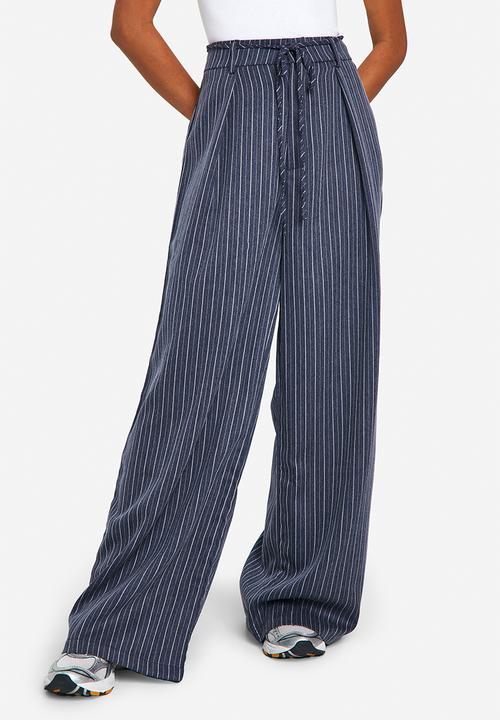 boohoo - Pleated Tie Waist Wide Leg Trouser - Slate Grey