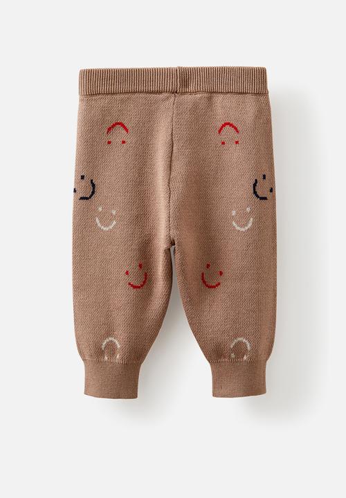 Cotton On - Cohen relaxed knit pant - oatmilk/varsity red summer smiles