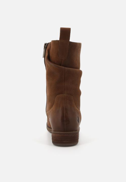 Hush Puppies - Emilia Mid Calf  - Brown leather