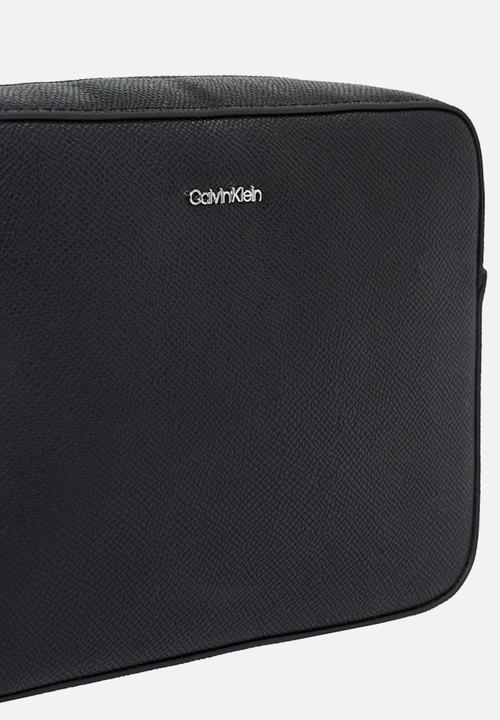 Calvin Klein - Ck must small camera bag caviar - pvh black