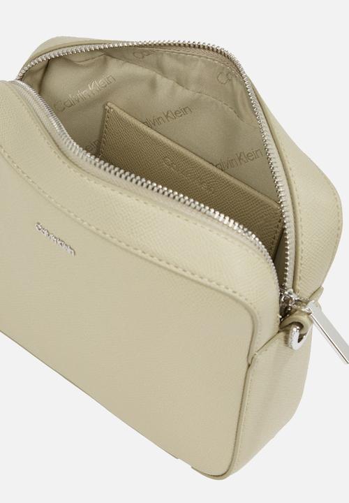 Calvin Klein - Ck must small camera bag caviar - eucalyptus