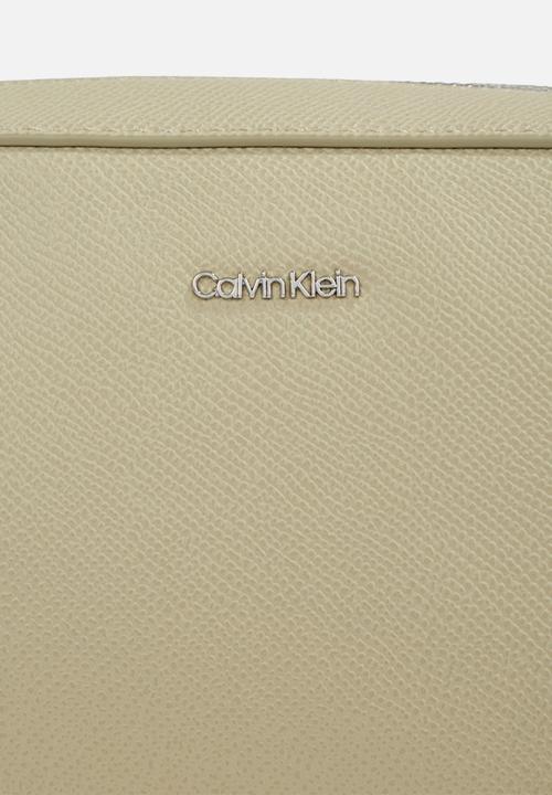 Calvin Klein - Ck must small camera bag caviar - eucalyptus
