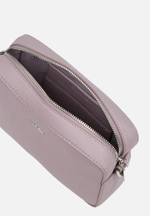 Calvin Klein - Ck must small camera bag caviar - sea fog