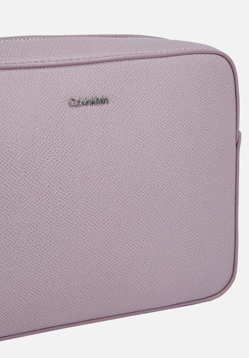 Calvin Klein - Ck must small camera bag caviar - sea fog