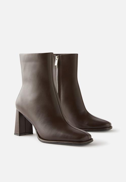 Cotton On - Jaquie block heel boot - choc smooth
