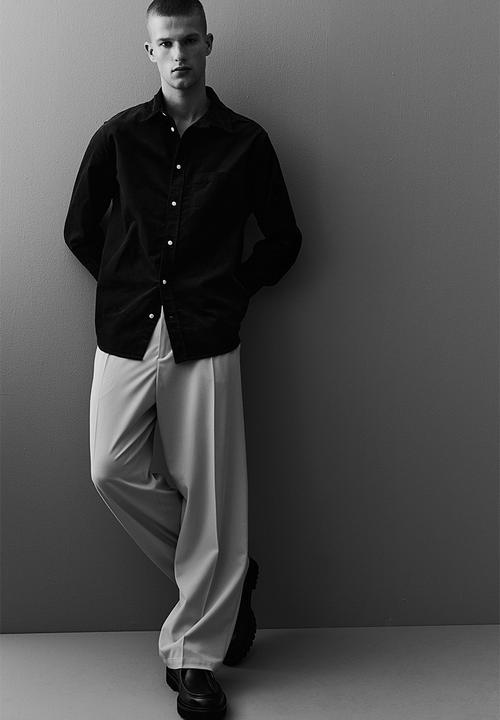 H&M - Regular fit corduroy shirt - dark brown 