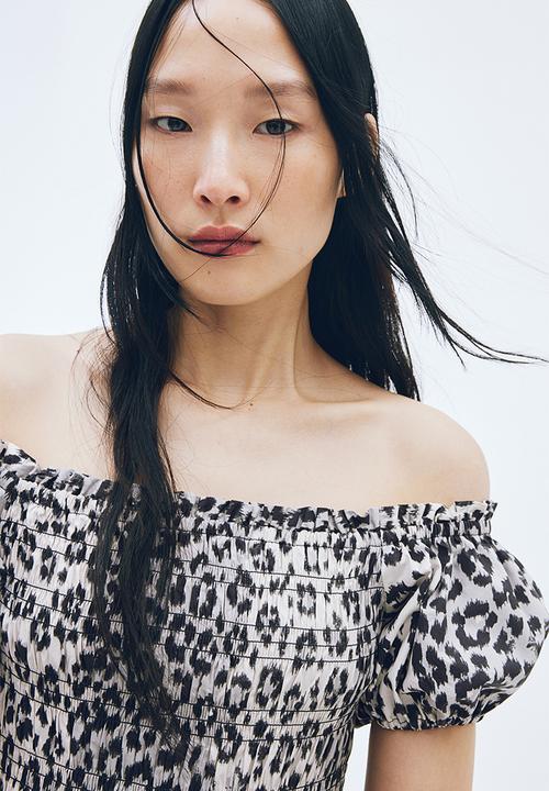 H&M - Smocked off-the-shoulder dress - light grey leopard print 