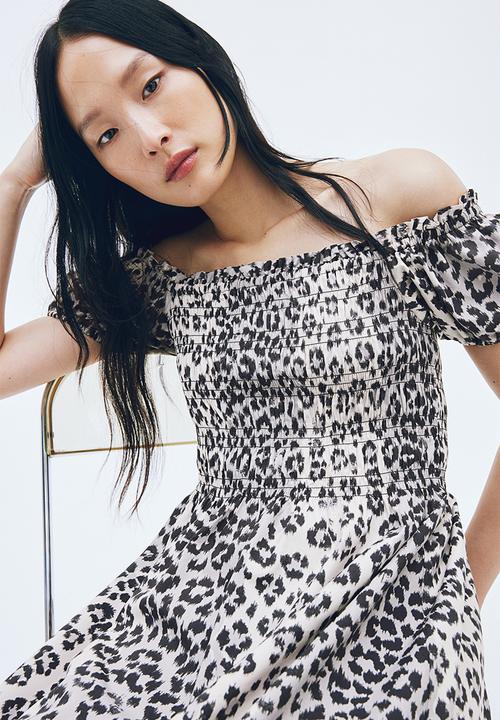 H&M - Smocked off-the-shoulder dress - light grey leopard print 