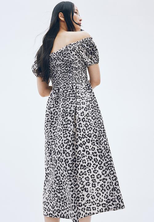 H&M - Smocked off-the-shoulder dress - light grey leopard print 
