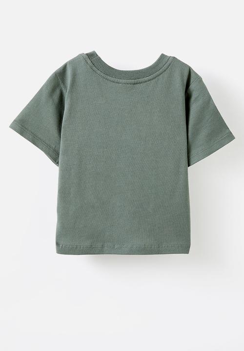 Cotton On - Jamie short sleeve graphic print tee - swag green/mamas boy