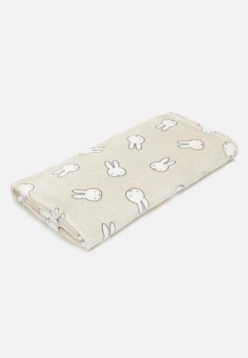 H&M - Patterned fleece blanket - light beige miffy
